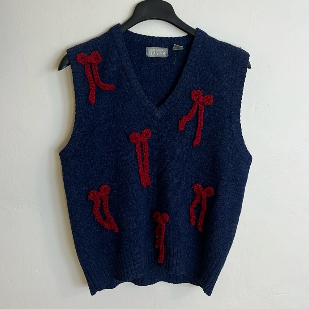 Chunky bow wool sweater vest